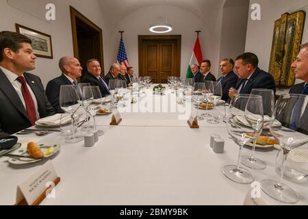 Il Segretario Pompeo incontra il primo Ministro Orban il Segretario di Stato americano Michael R. Pompeo partecipa a un incontro bilaterale con il primo Ministro ungherese Viktor Orban a Budapest, Ungheria, il 11 febbraio 2019. Foto Stock