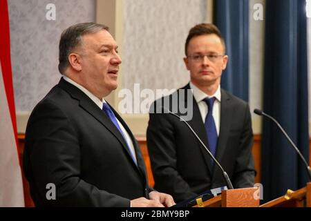 L'11 febbraio 2019, il Segretario di Stato degli Stati Uniti Michael R. Pompeo ha partecipato a una conferenza stampa congiunta con il ministro degli Esteri ungherese Péter Szijjártó a Budapest. La conferenza si concentrò sulle relazioni bilaterali tra Stati Uniti e Ungheria. Foto Stock
