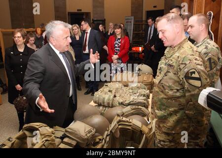 Il Vice Segretario Sullivan ha una chat con i soldati americani il Vice Segretario di Stato John Sullivan ha una chat con i soldati americani al Museo della Guerra Lettone di riga, Lettonia, il 22 febbraio 2018. Foto Stock