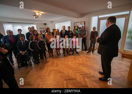 Il Segretario di Stato degli Stati Uniti Michael R. Pompeo ospita un incontro e un saluto presso l'ambasciata degli Stati Uniti a Reykjavik, Islanda, il 15 febbraio 2019. L'evento ha permesso l'interazione con la comunità diplomatica e con i funzionari. Foto Stock