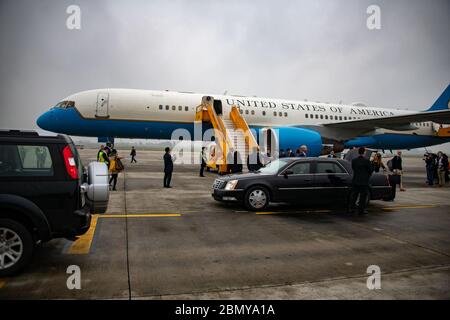 Il Segretario Pompeo arriva per il Vertice di Hanoi in Vietnam il Segretario di Stato americano Michael R. Pompeo arriva per il Vertice di Hanoi ad Hanoi, in Vietnam, il 25 febbraio 2019. Foto Stock