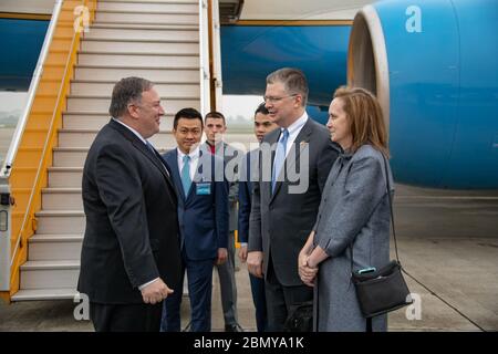 Il Segretario Pompeo arriva per il Vertice di Hanoi in Vietnam il Segretario di Stato americano Michael R. Pompeo arriva per il Vertice di Hanoi ad Hanoi, in Vietnam, il 25 febbraio 2019. Foto Stock