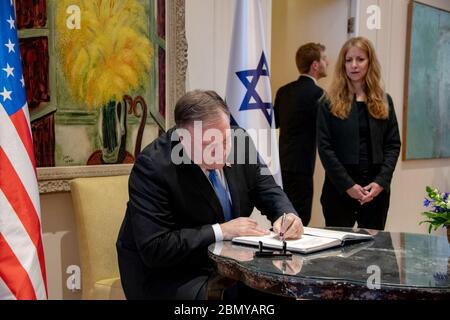 Il Segretario Pompeo incontra il Presidente israeliano Rivlin il Segretario di Stato americano Michael R. Pompeo incontra il Presidente israeliano Reuven Rivlin a Gerusalemme, Israele, il 21 marzo 2019. Foto Stock