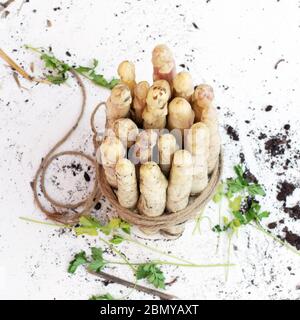 cibo asparagi bianchi con fondo bianco, oro, legno Foto Stock