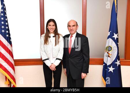 Il Rappresentante Speciale Abrams incontra Fabiana Rosales, moglie del Presidente provvisorio Guaido Rappresentante Speciale per il Venezuela Elliott Abrams incontra Fabiana Rosales, moglie del Presidente provvisorio Juan Guaido del Venezuela, presso il Dipartimento di Stato degli Stati Uniti di Washington, D.C., il 27 marzo 2019. Foto Stock