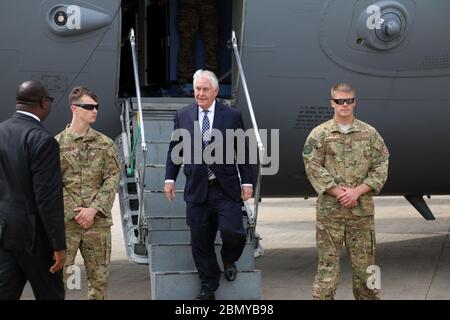 Il Segretario di Stato americano Rex Tillerson declata all'arrivo all'Aeroporto Internazionale Nnamdi Azikiwe di Abuja, Nigeria, il 12 marzo 2018. Foto Stock