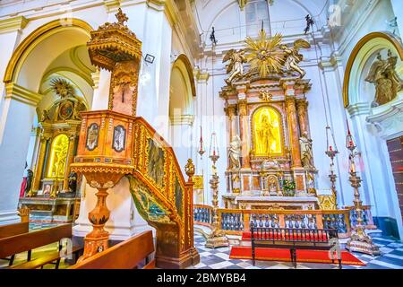 CADICE, SPAGNA - 24 SETTEMBRE 2019: Gli splendidi interni di Iglesia del Rosario con pulpito in legno intagliato e cappella interna con ston Foto Stock