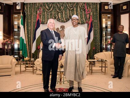 Il Segretario di Stato degli Stati Uniti Rex Tillerson incontra il presidente nigeriano Muhammadu Buhari alla Aso Rock Presidential Villa di Abuja, Nigeria, il 12 marzo 2018, per discutere le relazioni bilaterali e le questioni di sicurezza. Foto Stock
