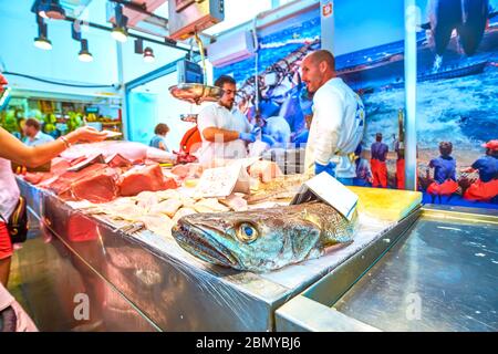 CADICE, SPAGNA - 24 SETTEMBRE 2019: Il famoso Mercado Central de Abastos è il luogo ideale per acquistare il più comune spagnolo di esporto esotico Foto Stock