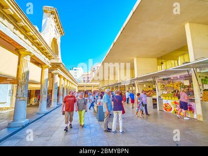 CADICE, SPAGNA - 24 SETTEMBRE 2019: Il cortile del Mercado Central de Abastos, il mercato centrale situato in un edificio medievale e vanta una grande varietà Foto Stock