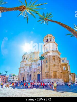 CADICE, SPAGNA - 24 SETTEMBRE 2019: La folla di turisti in Plaza de la Catedral, presso la sorprendente Cattedrale, l'edificio più fotogenico della piazza Foto Stock