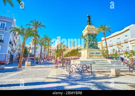 CADICE, SPAGNA - 24 SETTEMBRE 2019: La splendida Piazza San Juan de Dios, la zona pedonale centrale con caffè e ristoranti e con Amazing Moret Foto Stock