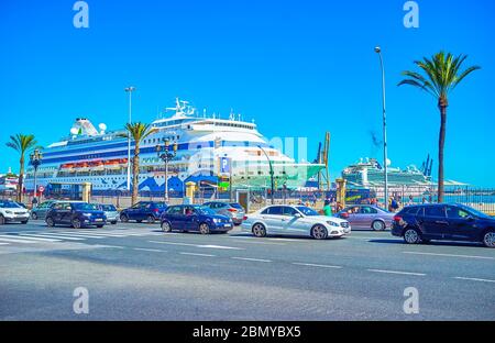 CADICE, SPAGNA - 24 SETTEMBRE 2019: Le enormi navi da crociera ormeggiate nel porto e card drive lungo l'Avenide del Puerto, il 24 settembre a Cadice Foto Stock