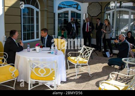 Il Segretario di Stato Michael R. Pompeo si impegna con i media durante un evento stampa tenutosi a Berna, in Svizzera, il 3 giugno 2019, discutendo della politica estera degli Stati Uniti e delle relazioni internazionali. Foto Stock