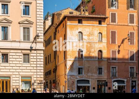 Roma, Italia - 29 agosto 2020: Turisti in visita a Roma camminando vicino al Pantheon a Roma. Foto Stock