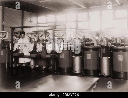 [ 1930 Giappone - fabbrica giapponese della seta ] - scienziato in una fabbrica di seta, ca. 1937 (Showa 12). stampa in argento gelatina del xx secolo. Foto Stock