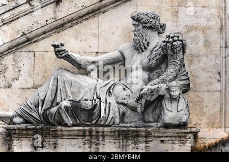 Scultura dell'allegoria romana antica del fiume Nilo. Statua di fronte alle scale per Palazzo Senatorio. Si trova in Piazza del Campidoglio, Roma, IT Foto Stock