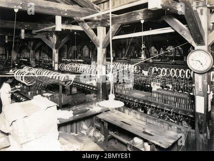 [ 1930 Giappone - fabbrica giapponese della seta ] - la seta di reeling su telai automatizzati a una fabbrica di seta, ca. 1937 (Showa 12). stampa in argento gelatina del xx secolo. Foto Stock