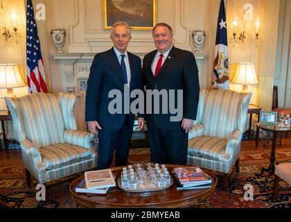 Il Segretario Pompeo incontra l'ex primo Ministro britannico Blair il Segretario di Stato americano Michael R. Pompeo incontra l'ex primo Ministro britannico Tony Blair, presso il Dipartimento di Stato degli Stati Uniti a Washington, D.C., il 17 luglio 2019. Foto Stock