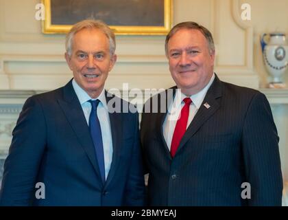 Il Segretario Pompeo incontra l'ex primo Ministro britannico Blair il Segretario di Stato americano Michael R. Pompeo incontra l'ex primo Ministro britannico Tony Blair, presso il Dipartimento di Stato degli Stati Uniti a Washington, D.C., il 17 luglio 2019. Foto Stock