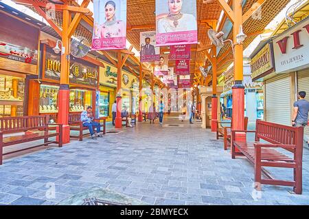 DUBAI, Emirati Arabi Uniti - 2 MARZO 2020: Il Gold Souq è un popolare luogo turistico, situato nel quartiere di Deira e famoso come la sezione del Grand Souq con molti Foto Stock