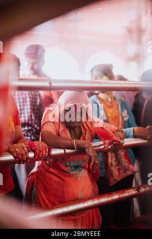 La gente che celebra Holi, il festival dei colori a Jaipur, India Foto Stock