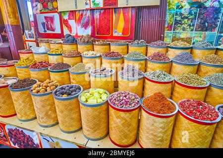 DUBAI, Emirati Arabi Uniti - 2 MARZO 2020: La sezione del suq delle spezie del Grand Souq Deira è popolare per l'ampia gamma di spezie, erbe orientali, tè di fiori di petali, secchi Foto Stock