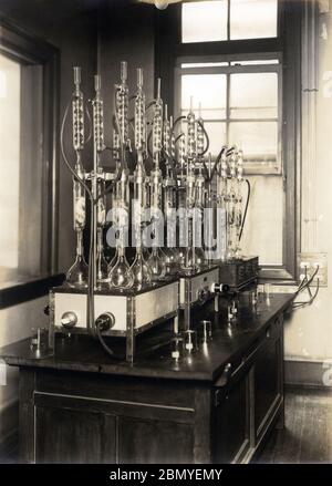[ 1930 Giappone - laboratorio presso una fabbrica giapponese di seta ] - laboratorio presso una fabbrica di seta, ca. 1937 (Showa 12). stampa in argento gelatina del xx secolo. Foto Stock