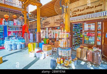 DUBAI, Emirati Arabi Uniti - 2 MARZO 2020: Passeggiata nella sezione del Souq delle spezie del Grand Souq Deiraand goditi l'atmosfera dello shopping orientale, fragrante di spezie e del grande amou Foto Stock