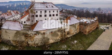 Fortezza di Brasov sulla collina di Straja, Brasov, Romania. Vista panoramica drone aereo Foto Stock