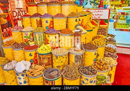 DUBAI, Emirati Arabi Uniti - 2 MARZO 2020: Lo stand delle spezie del Bur Dubai Grand Souq (bazar, mercato) offre erbe fragranti, fiori secchi e spezie esotiche orientali, o Foto Stock