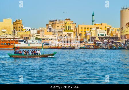 DUBAI, Emirati Arabi Uniti - 2 MARZO 2020: Argine del quartiere di Bur Dubai si affaccia sul Dubai Creek con molte barche di abra, crociere in dhow e Deira Old Souk, visto sul Foto Stock