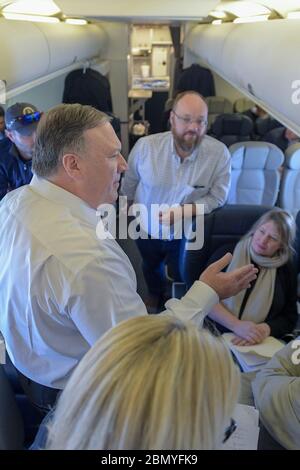 Il Segretario Pompeo ha avuto colloqui con i membri del Travelling Media in Belgio per il Ministro degli Esteri della NATO, recentemente confermato, il Segretario di Stato degli Stati Uniti Mike Pompeo tiene le sue prime discussioni informali con i membri del pool di media itineranti a bordo del suo aereo. Passeranno i prossimi giorni insieme, mentre il Segretario Pompeo inizierà il suo primo viaggio all'estero in Belgio per la riunione ministeriale degli Esteri della NATO il 27 aprile 2018. Dopo il Ministro degli esteri della NATO, il Segretario si reporterà in Arabia Saudita, Israele e Giordania. Foto Stock