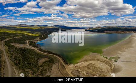 Vista prospettica elevata di un grande bacino di deposito del recupero lungo la Highland Valley Road tra Ashcroft e il lago Logan dalla Highland Valley Foto Stock