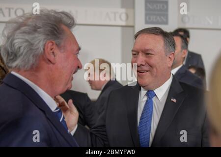 Il Segretario Pompeo parla con il Ministro degli Esteri lussemburghese durante la NATO il Segretario di Stato americano Mike Pompeo parla con il Ministro degli Affari Esteri ed europei lussemburghese Jean Asselborn, durante la riunione ministeriale degli Esteri della NATO a Bruxelles, Belgio, il 27 aprile 2018. Foto Stock