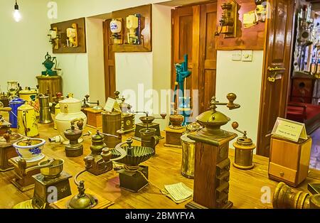 DUBAI, Emirati Arabi Uniti - 2 MARZO 2020: Il Dubai Coffee Museum offre una raffinata collezione di macinacaffè, pentole, bollitori e altri utensili da cucina e da tavola per co Foto Stock
