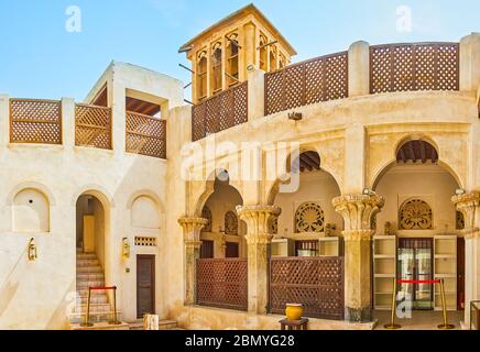 DUBAI, Emirati Arabi Uniti - 2 MARZO 2020: Il cortile della residenza Architectural Heritage Society, situato nel quartiere storico di al Bastakiya (al Fahidi) e de Foto Stock