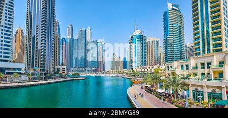 DUBAI, Emirati Arabi Uniti - 2 MARZO 2020: Panorama di Dubai Marina con grattacieli moderni viventi, canale curvo, yacht club, imbarcazioni da diporto e Marina Promenade, ON Foto Stock