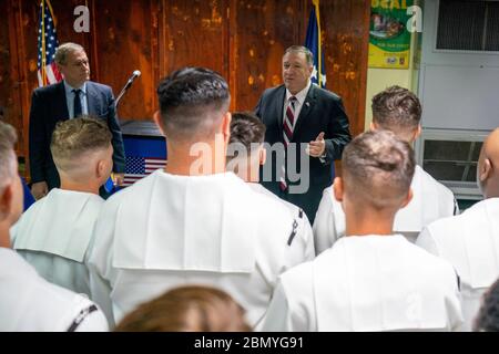 Il Segretario di Stato degli Stati Uniti Michael Pompeo si impegna in un incontro e saluto alla missione degli Stati Uniti in Micronesia a Kolonia, Stati Federati di Micronesia, il 5 agosto 2019, promuovendo le relazioni diplomatiche. Foto Stock