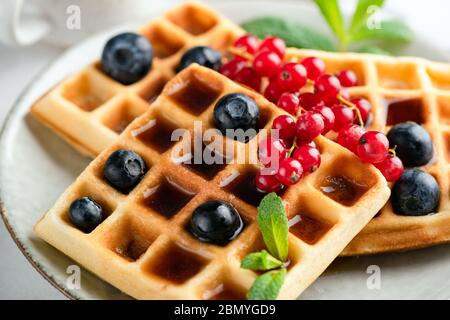 Waffle belgi quadrati con vista di primo piano di Berries e sciroppo Foto Stock