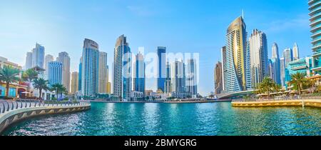 DUBAI, Emirati Arabi Uniti - 2 MARZO 2020: La passeggiata curva di Dubai Marina è un luogo piacevole per la passeggiata, il jogging e l'osservazione di quartieri abitati futuristici con Foto Stock