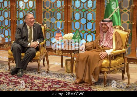 Incontro del Segretario Pompeo con il Ministro degli Esteri Saudita Adel al-Jubeir a Riyadh il Segretario Pompeo incontra il Ministro degli Esteri Saudita Adel al-Jubeir, a Riyadh, Arabia Saudita, il 28 aprile 2018. Foto Stock