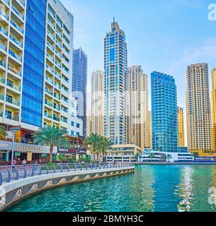 DUBAI, Emirati Arabi Uniti - 2 MARZO 2020: Il quartiere di Dubai Marina è una delle località più emozionanti della città con alti e futuristici, canale curvo, grandi quantità di Foto Stock