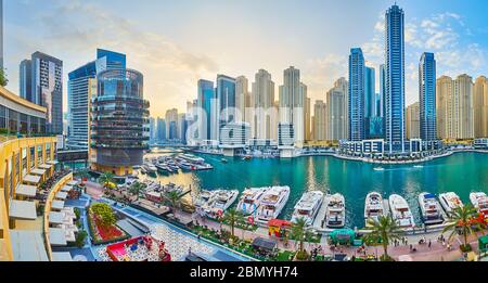 DUBAI, Emirati Arabi Uniti - 2 MARZO 2020: Panorama di Dubai Marina con vista su yacht a Marina Mall, barche turistiche galleggianti, grattacieli futuristici, hote di lusso Foto Stock