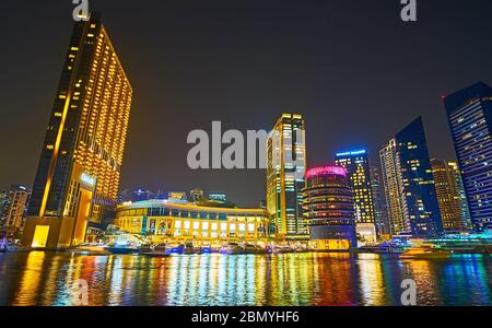 DUBAI, Emirati Arabi Uniti - 2 MARZO 2020: Lo skyline serale di Dubai Marina con l'indirizzo illuminato Dubai Marina Hotel, Marina Mall, Pier 7 Restaurant Complex An Foto Stock