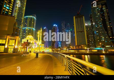 La confortevole passeggiata curva Marina si estende lungo i moderni alti alti alti grattacieli, caffè, ristoranti e canali; la moschea luminosa illuminata di Mohammed Bin Foto Stock