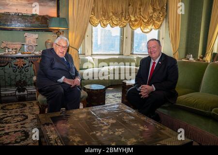 Il Segretario Pompeo incontra l'ex Segretario di Stato il Segretario di Stato Dr. Henry Kissinger il Segretario Michael R. Pompeo incontra l'ex Segretario di Stato Dr. Henry Kissinger durante la 74a Assemblea Generale delle Nazioni Unite, presso il Palace Hotel, a New York il 27 settembre 2019. Foto Stock