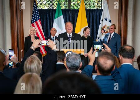 Il Segretario Pompeo partecipa a Tri-Mission Meet and Greet il Segretario di Stato americano Michael R. Pompeo partecipa a un incontro Tri-Mission Meet and Greet presso l'atrio del Sembler Building di Roma, il 2 ottobre 2019. Foto Stock