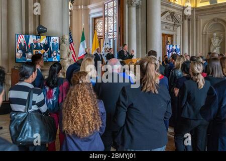 Il Segretario di Stato degli Stati Uniti Michael Pompeo partecipa ad un incontro con i diplomatici presso il Sembler Building Atrium di Roma, Italia, il 2 ottobre 2019. L'evento ha riunito rappresentanti delle ambasciate statunitensi in Europa e Medio Oriente. Foto Stock