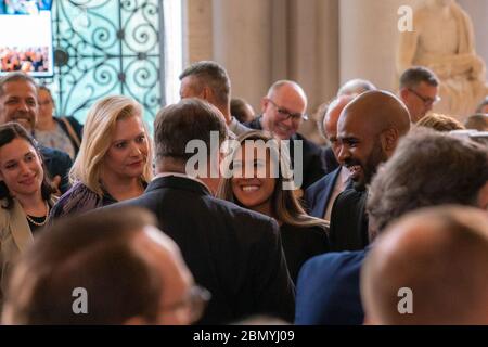 Il Segretario Pompeo partecipa a Tri-Mission Meet and Greet il Segretario di Stato americano Michael R. Pompeo partecipa a un incontro Tri-Mission Meet and Greet presso l'atrio del Sembler Building di Roma, il 2 ottobre 2019. Foto Stock